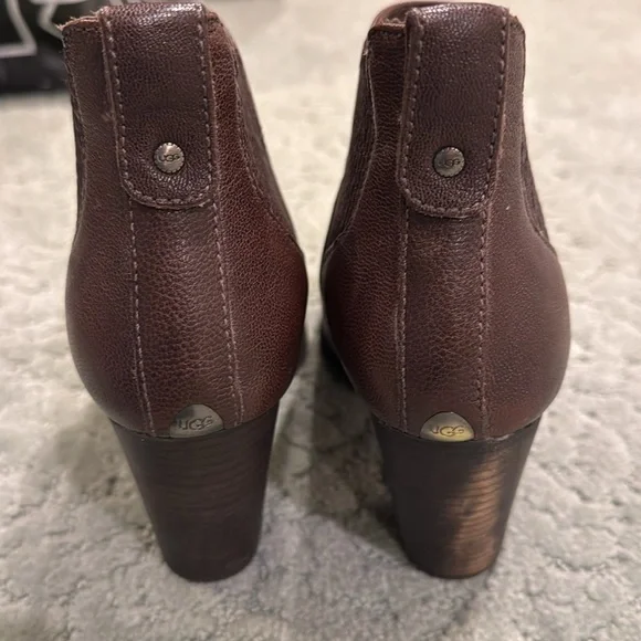 UGG Australia Cassis Brown Leather boots. Size 8